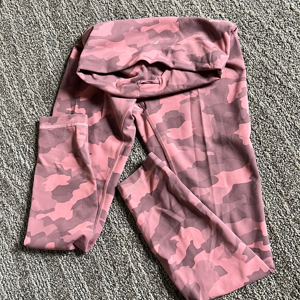 LULULEMON CAMO PINK SPORT LEGGINGS! LIKE NEW!